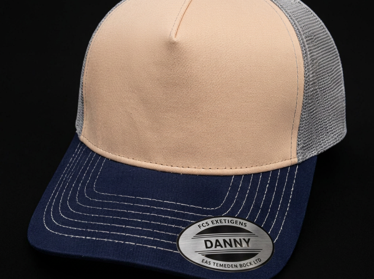 Gorra Clásica Malla de Heenrri Caps con placa metálica grabada
