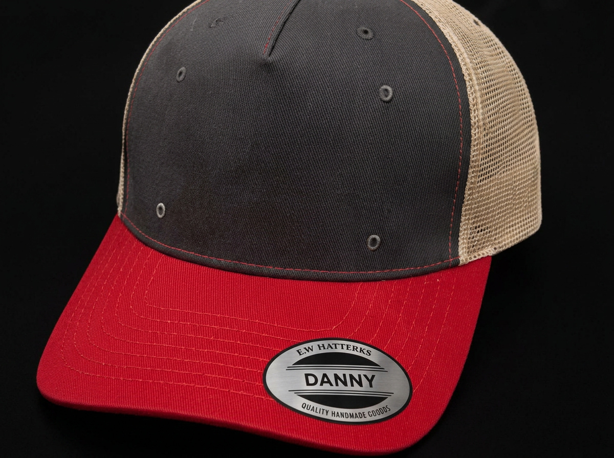 Gorra Urbana Sport de Heenrri Caps con placa metálica grabada